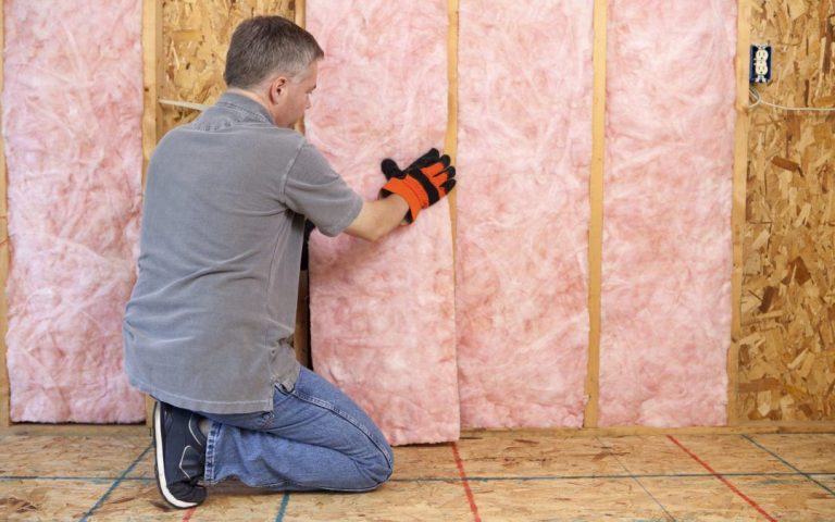 man-installing-insulation fiberglass insulation
